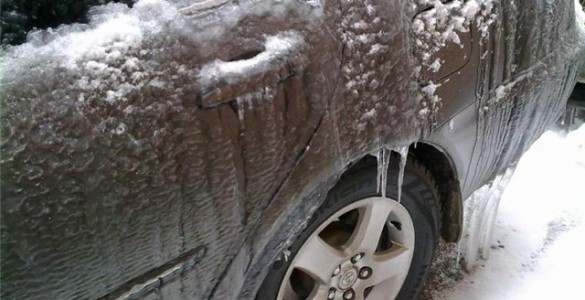 Примерзла дверь машины