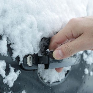 Как открыть замерзшую дверь автомобиля