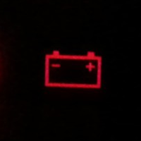 Що означає значок акумулятора в машині, який загорівся?