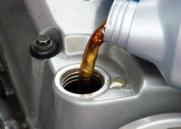 Какое масло заливать в двигатель на зиму? Узнайте всё о зимних моторных маслах для двигателей.